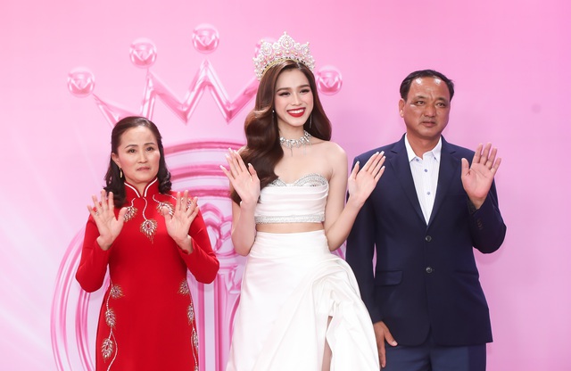 Chung kết Hoa hậu Việt Nam 2022: Hoa hậu Đỗ Hà - Ngọc Thảo lộ diện rạng rỡ  - Ảnh 3.