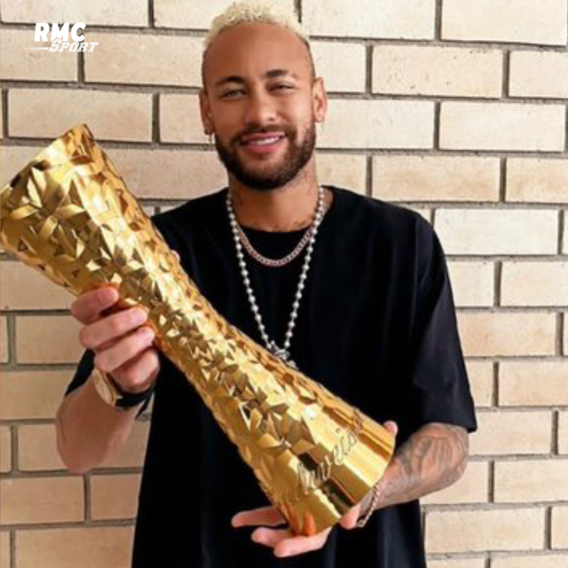 Neymar trao cúp vàng &quot;Vĩ đại nhất lịch sử&quot; cho Pele - Ảnh 1.