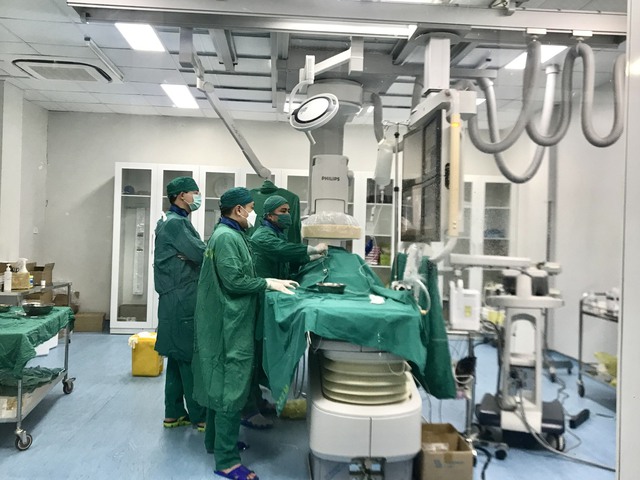 Bệnh viện Trung ương Huế chuyển giao kỹ thuật cao điều trị nhồi máu não cấp cho BVĐK Hà Tĩnh - Ảnh 1.