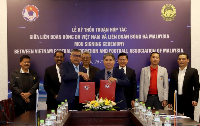Liên đoàn bóng đá Việt Nam ký kết thỏa thuận hợp tác với Liên đoàn bóng đá Malaysia - Ảnh 1.