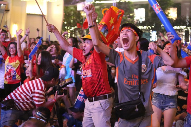 Ảnh: Cổ động viên TP.HCM hào hứng ăn mừng chiến thắng tuyển Việt Nam trước Malaysia - Ảnh 2.