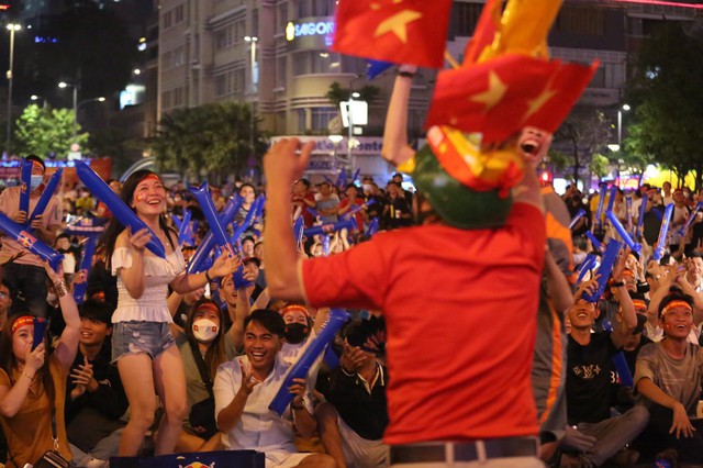 Người dân TP.HCM hào hứng cổ vũ đội tuyển Việt Nam, vỡ oà với bàn thắng  - Ảnh 9.