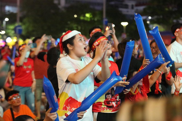 Người dân TP.HCM hào hứng cổ vũ đội tuyển Việt Nam, vỡ oà với bàn thắng  - Ảnh 7.