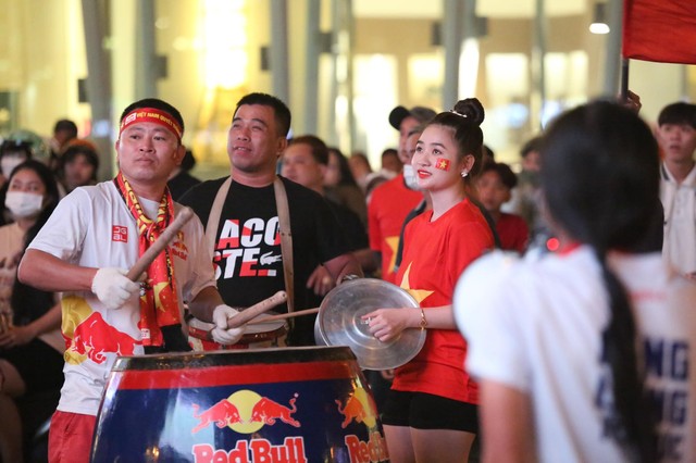 Ảnh: Cổ động viên TP.HCM hào hứng ăn mừng chiến thắng tuyển Việt Nam trước Malaysia - Ảnh 8.