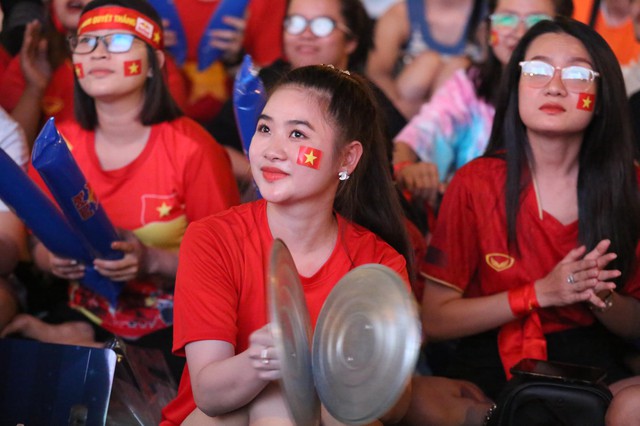 Người dân TP.HCM hào hứng cổ vũ đội tuyển Việt Nam, vỡ oà với bàn thắng  - Ảnh 8.