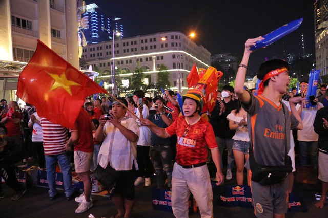 Người dân TP.HCM hào hứng cổ vũ đội tuyển Việt Nam, vỡ oà với bàn thắng  - Ảnh 2.