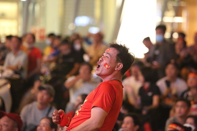 Ảnh: Cổ động viên TP.HCM hào hứng ăn mừng chiến thắng tuyển Việt Nam trước Malaysia - Ảnh 5.