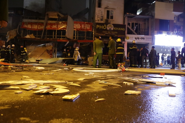 Nổ kinh hoàng ở cửa hàng xe máy Hà Nội, nhiều người bị thương - Ảnh 3.