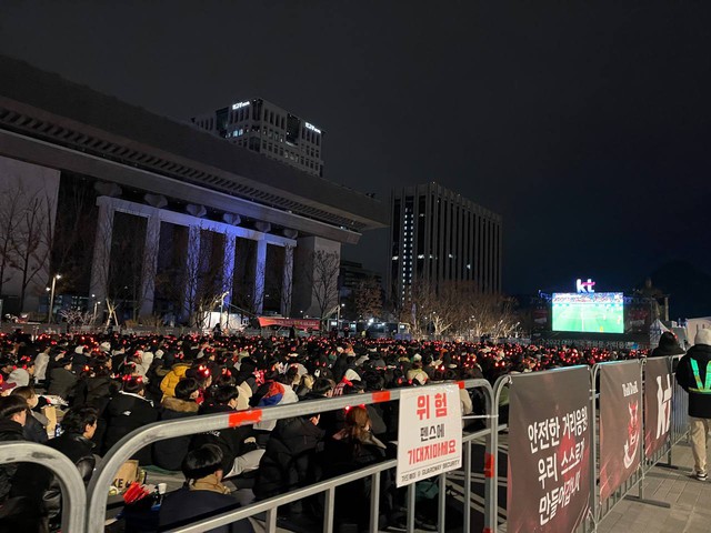 Loạt khoảnh khắc người dân Hàn Quốc xem World Cup 2022 giữa thời tiết dưới 0 độ C - Ảnh 6.