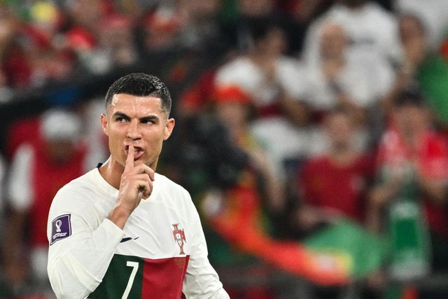 Ronaldo tranh cãi cùng tiền đạo Hàn Quốc ngay trên sân - Ảnh 2.