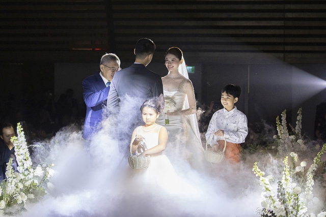Toàn cảnh đám cưới Á hậu Thùy Dung: Cô dâu chú rể nhảy cực sung, loạt sao đình đám quy tụ - Ảnh 4.