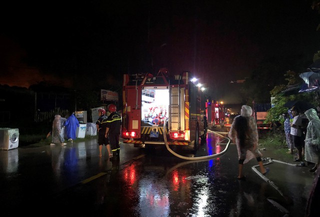 Đang cháy lớn tại kho phế liệu cạnh Quốc lộ 14B ở Đà Nẵng - Ảnh 5.