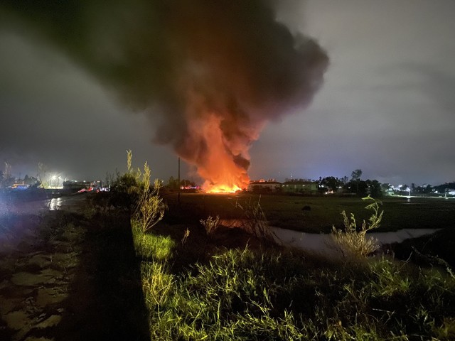 Đang cháy lớn tại kho phế liệu cạnh Quốc lộ 14B ở Đà Nẵng - Ảnh 2.