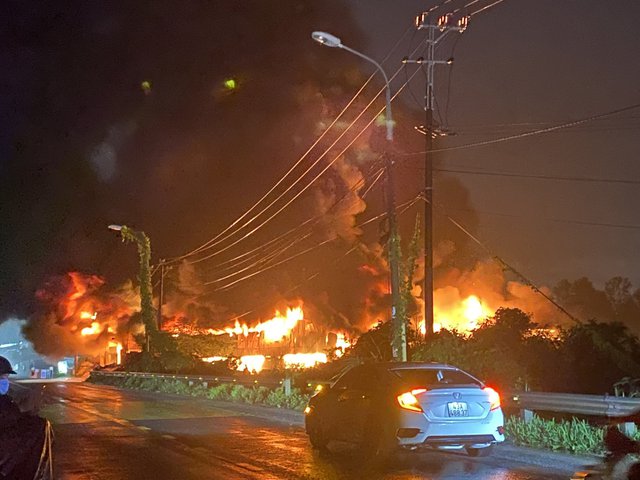 Đang cháy lớn tại kho phế liệu cạnh Quốc lộ 14B ở Đà Nẵng - Ảnh 3.
