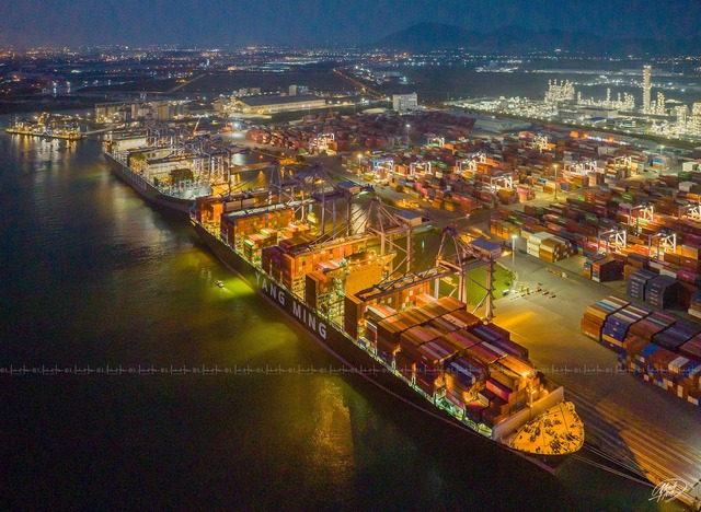 Cận cảnh cảng lớn nhất trong cụm cảng container lớn nhất Việt Nam - Ảnh 1.