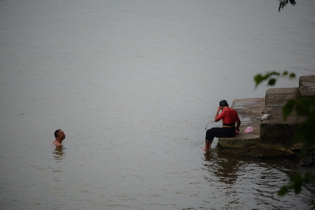 Người Hà Nội tắm sông, bơi sông trong tiết trời giá rét - Ảnh 10.