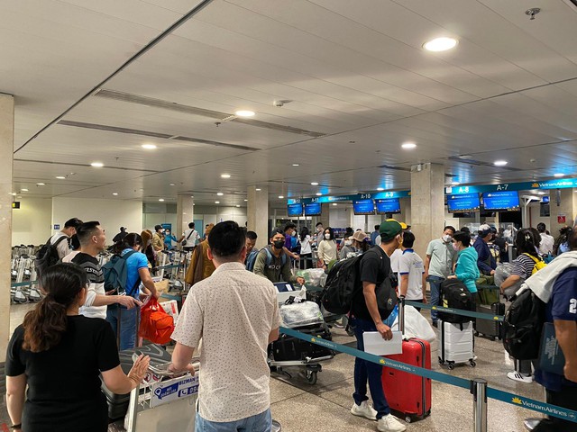 Sân bay Tân Sơn Nhất nhộn nhịp khách về quê, đi du lịch dịp Tết Dương lịch - Ảnh 9.