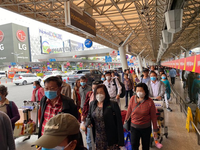 Sân bay Tân Sơn Nhất nhộn nhịp khách về quê, đi du lịch dịp Tết Dương lịch - Ảnh 2.