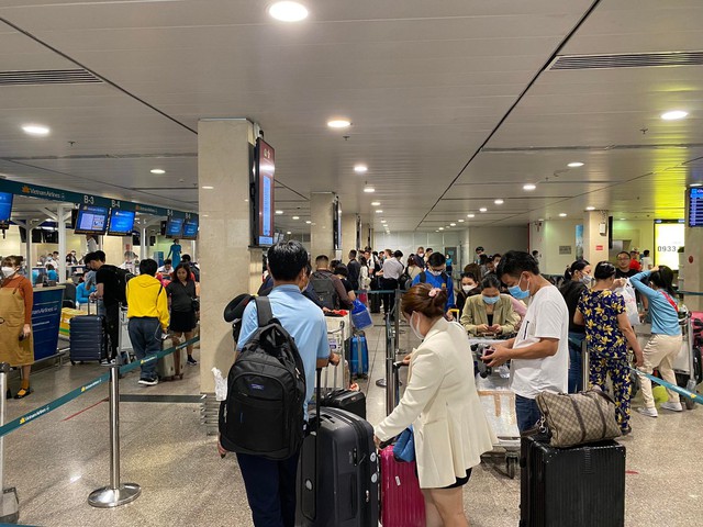 Sân bay Tân Sơn Nhất nhộn nhịp khách về quê, đi du lịch dịp Tết Dương lịch - Ảnh 7.