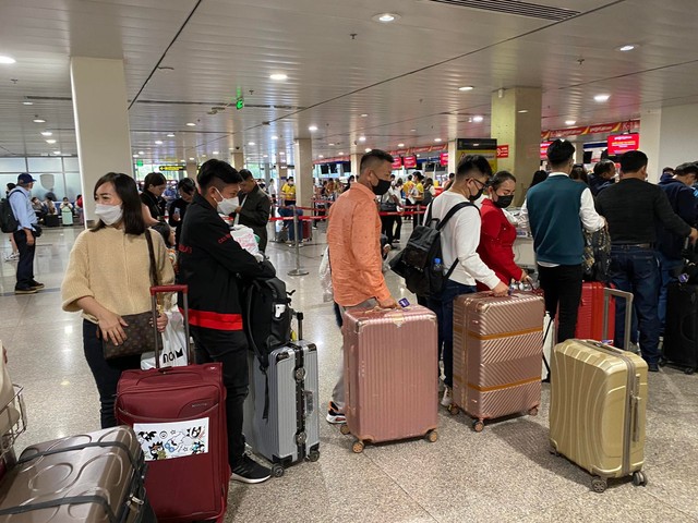 Sân bay Tân Sơn Nhất nhộn nhịp khách về quê, đi du lịch dịp Tết Dương lịch - Ảnh 10.