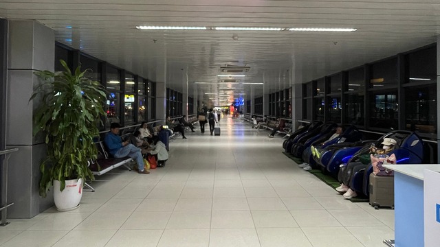 Người dân hối hả rời thủ đô dịp nghỉ Tết dương lịch: Sân bay vắng vẻ, tuyến đường cửa ngõ ùn tắc cục bộ - Ảnh 7.