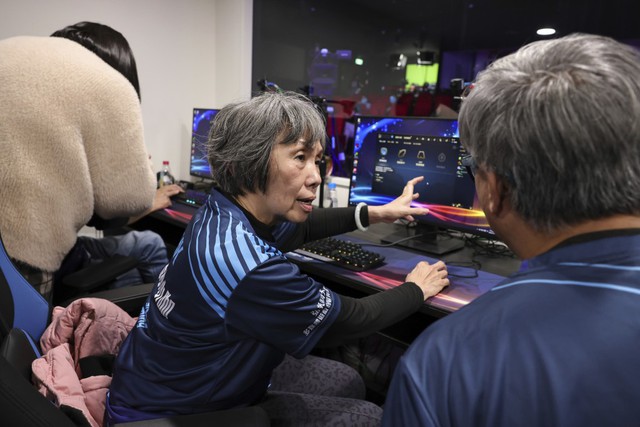 Cụ bà 65 tuổi không biết dùng máy tính bất ngờ tham dự giải đấu LMHT - Ảnh 3.