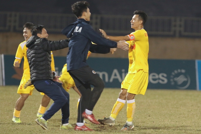 U21 Hà Nội vô địch U21 Quốc gia, cảm xúc trái ngược giữa U21 Bình Dương và nhà vô địch - Ảnh 2.
