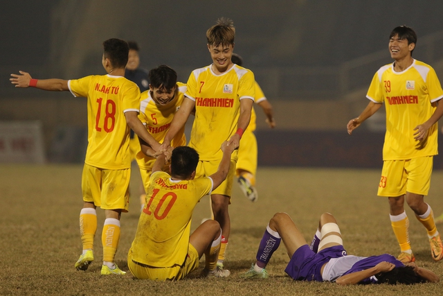 U21 Hà Nội vô địch U21 Quốc gia, cảm xúc trái ngược giữa U21 Bình Dương và nhà vô địch - Ảnh 3.