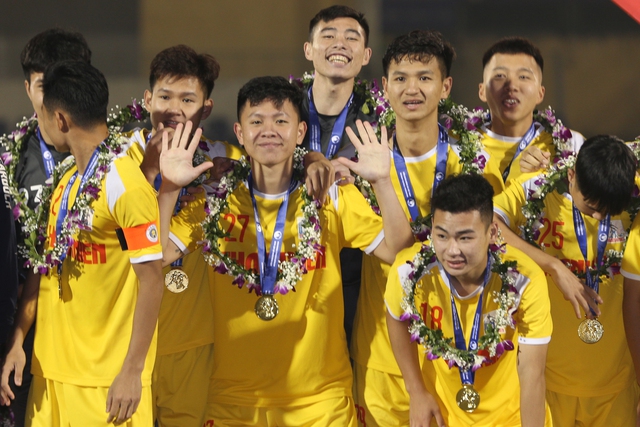 U21 Hà Nội vô địch U21 Quốc gia, cảm xúc trái ngược giữa U21 Bình Dương và nhà vô địch - Ảnh 14.