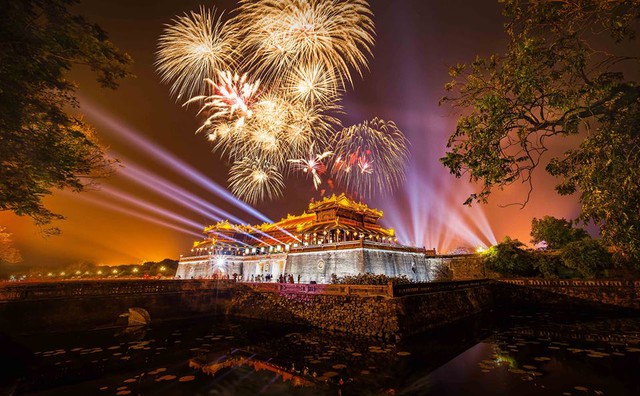 Thừa Thiên Huế bắn pháo hoa tại 3 điểm để chào đón năm mới Quý Mão 2023 - Ảnh 1.