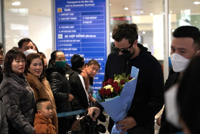 DJ Top thế giới Quintino đã đáp cánh sân bay Nội Bài, vây quanh bởi hàng trăm người hâm mộ  - Ảnh 2.