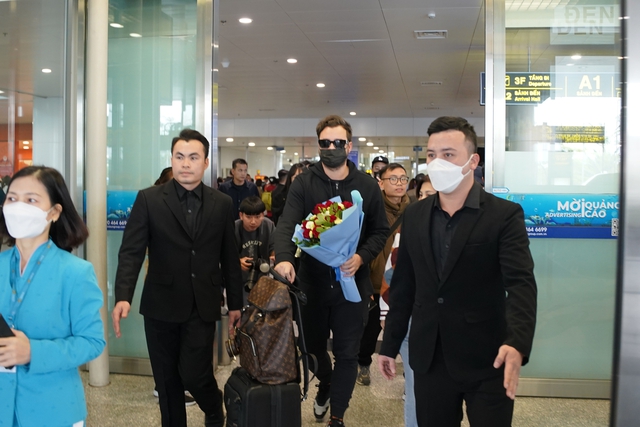 DJ Top thế giới Quintino đã đáp cánh sân bay Nội Bài, vây quanh bởi hàng trăm người hâm mộ  - Ảnh 3.