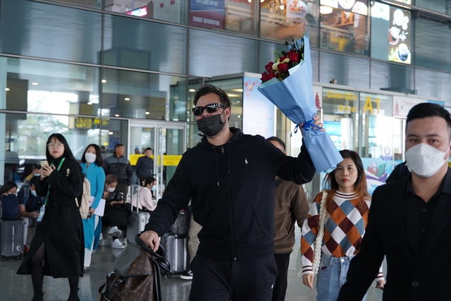 DJ Top thế giới Quintino đã đáp cánh sân bay Nội Bài, vây quanh bởi hàng trăm người hâm mộ  - Ảnh 4.