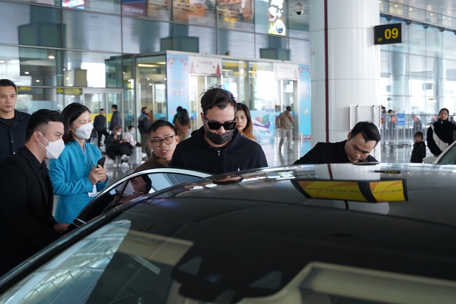 DJ Top thế giới Quintino đã đáp cánh sân bay Nội Bài, vây quanh bởi hàng trăm người hâm mộ  - Ảnh 5.