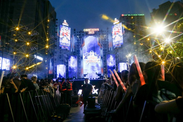 Hàng trăm nghìn người đổ về Phố đi bộ Nguyễn Huệ, “siêu nhạc hội” Tiger Remix trở nên “nóng” hơn bao giờ hết!  - Ảnh 3.