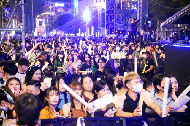 Hàng trăm nghìn người đổ về Phố đi bộ Nguyễn Huệ, “siêu nhạc hội” Tiger Remix trở nên “nóng” hơn bao giờ hết!  - Ảnh 2.