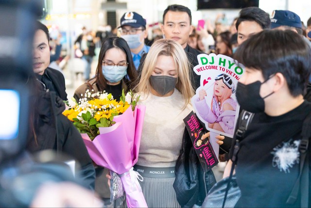 HOT: “DJ miền Tây” Hyoyeon chính thức xuất hiện, hàng trăm fan phủ kín “biển hồng” lightstick tại sân bay Nội Bài - Ảnh 7.