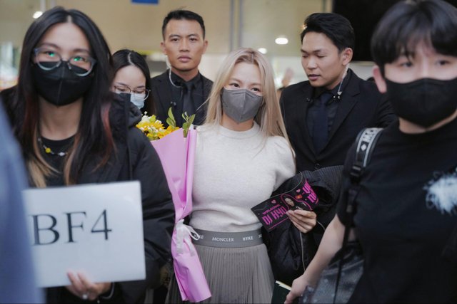 HOT: “DJ miền Tây” Hyoyeon chính thức xuất hiện, hàng trăm fan phủ kín “biển hồng” lightstick tại sân bay Nội Bài - Ảnh 8.