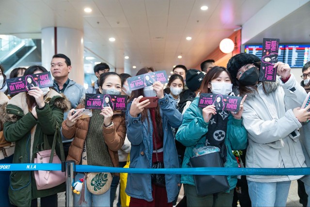 HOT: “DJ miền Tây” Hyoyeon chính thức xuất hiện, hàng trăm fan phủ kín “biển hồng” lightstick tại sân bay Nội Bài - Ảnh 3.