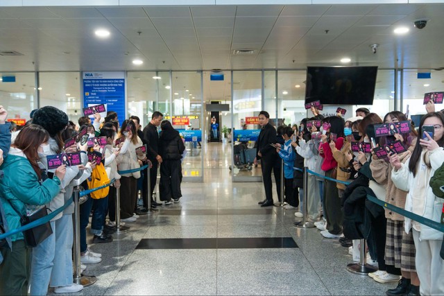 HOT: “DJ miền Tây” Hyoyeon chính thức xuất hiện, hàng trăm fan phủ kín “biển hồng” lightstick tại sân bay Nội Bài - Ảnh 1.