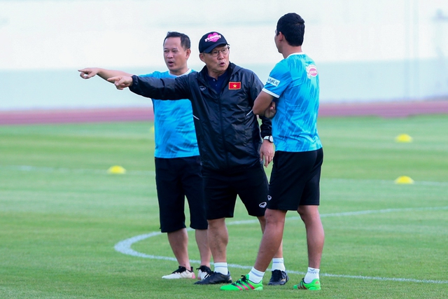 Thành Chung trở lại, HLV Park Hang-seo mất hơn 20 phút dặn dò trợ lý trước khi tạm chia tay đội tuyển - Ảnh 4.