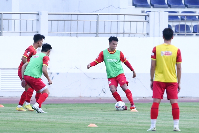 Thành Chung trở lại, HLV Park Hang-seo mất hơn 20 phút dặn dò trợ lý trước khi tạm chia tay đội tuyển - Ảnh 1.