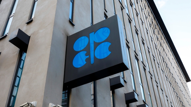 OPEC+ họp quyết định giữ nguyên mức cắt giảm sản lượng dầu giữa những căng thẳng - Ảnh 1.