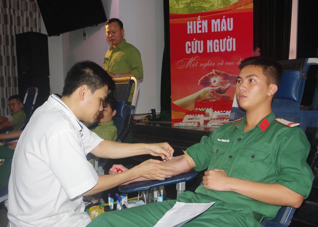 Gần 250 cán bộ, chiến sĩ tham gia hiến máu tình nguyện - Ảnh 2.