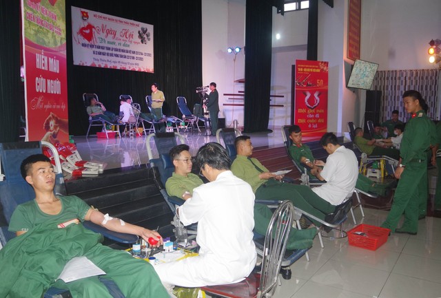 Gần 250 cán bộ, chiến sĩ tham gia hiến máu tình nguyện - Ảnh 1.