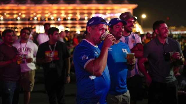 Người hâm mộ World Cup thỏa sức trải nghiệm ẩm thực ở Qatar - Ảnh 1.