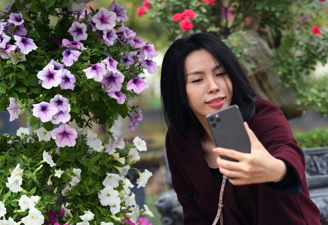 Nghệ nhân trồng hoa Mê Linh, Hà Nội tất bật chuẩn bị cho lễ hội hoa 2022 - Ảnh 7.