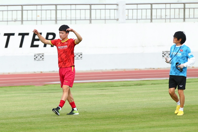 Hoàng Đức chấn thương, Văn Đức và Tấn Tài ghi bàn trong trận đấu nội bộ của ĐT Việt Nam - Ảnh 2.