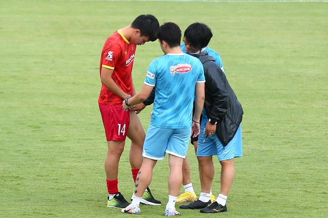 Hoàng Đức chấn thương, Văn Đức và Tấn Tài ghi bàn trong trận đấu nội bộ của ĐT Việt Nam - Ảnh 1.
