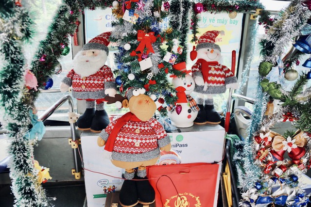 Chiếc xe buýt độc đáo ở Sài Gòn: Tài xế tự tay mua đồ trang trí Giáng sinh, đặt quà tặng hành khách - Ảnh 2.